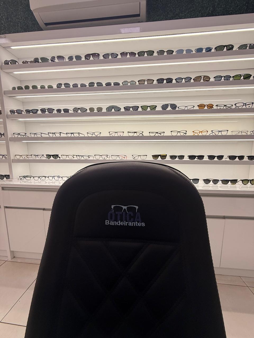 Interior da Ótica Bandeirantes com estante de óculos